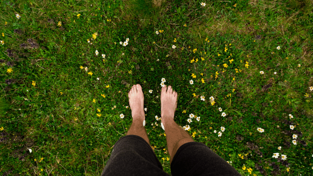 Grounding and morning sunlight exposure support insulin sensitivity and PCOS healing through circadian rhythm alignment.